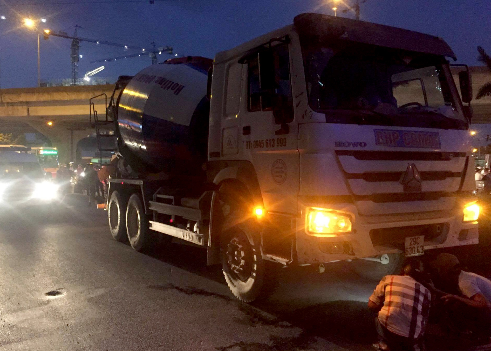 Co gai di xe dap bi xe bon can tu vong hinh anh