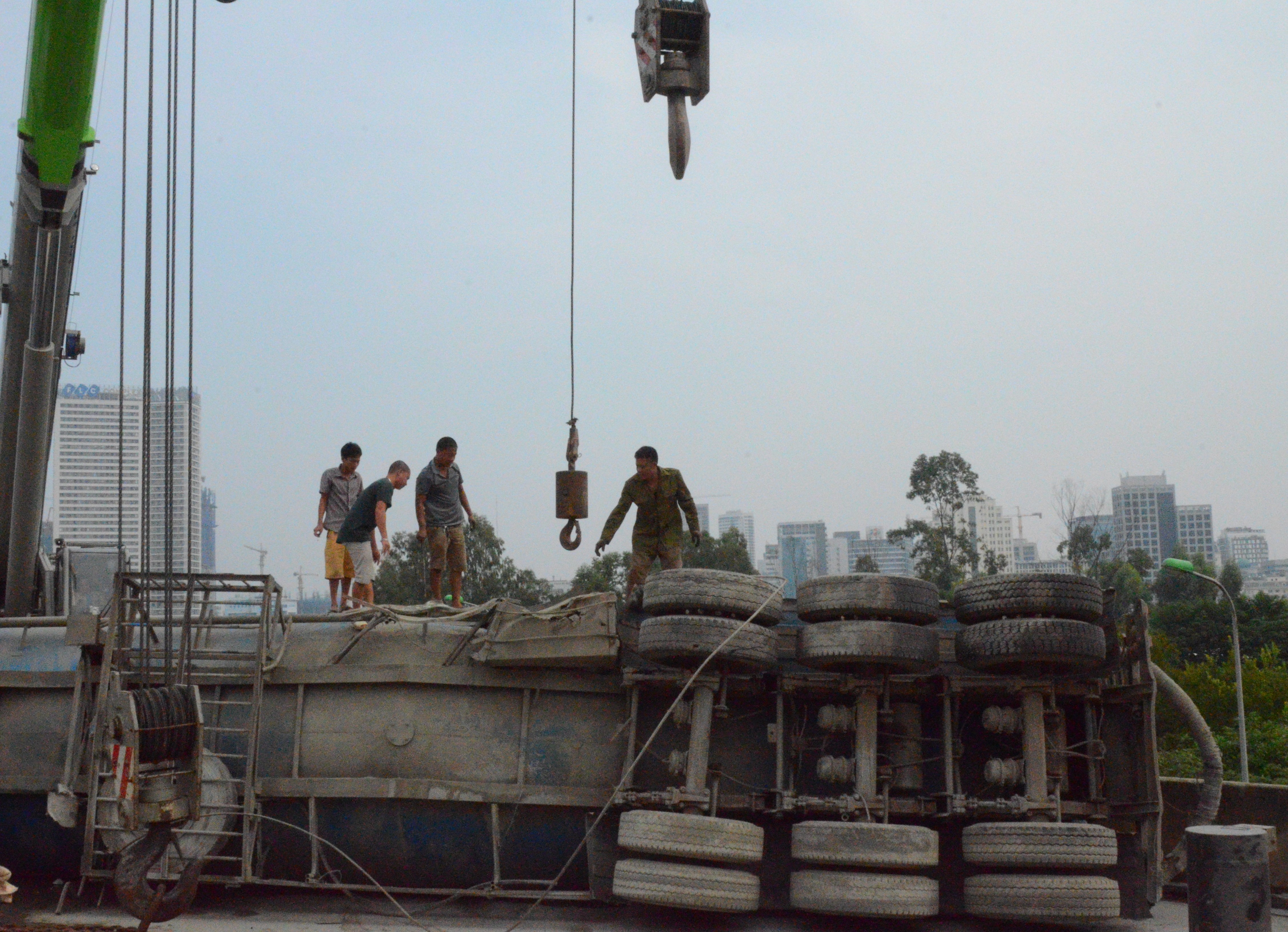 Cau xe bon hon 20 tan sau tai nan tren duong vanh dai 3 hinh anh