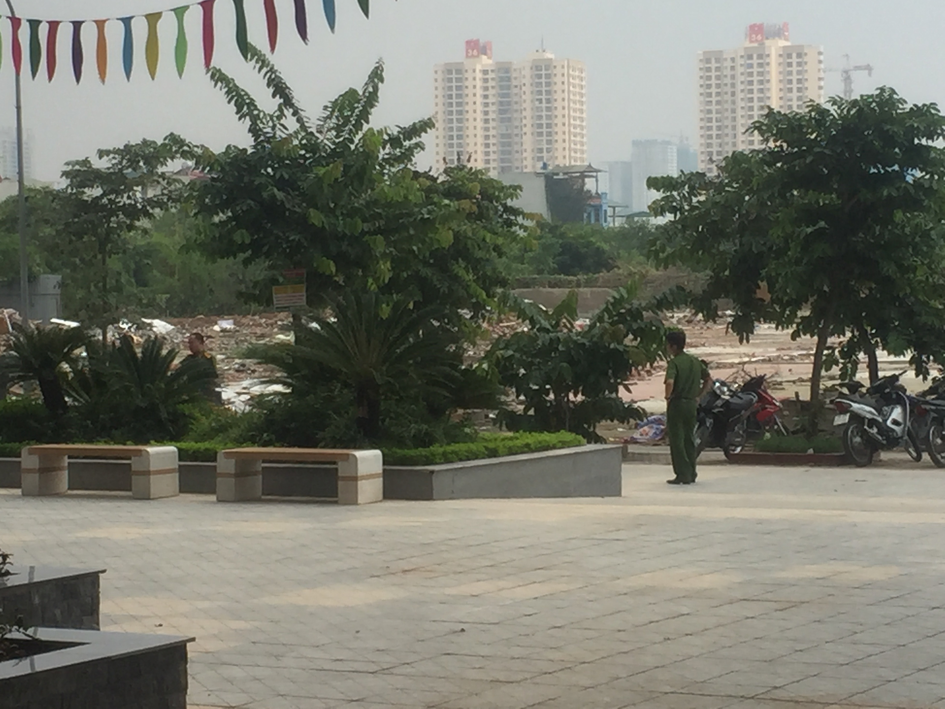 chau be bi vat the la vang vao dau trong thuong anh 2