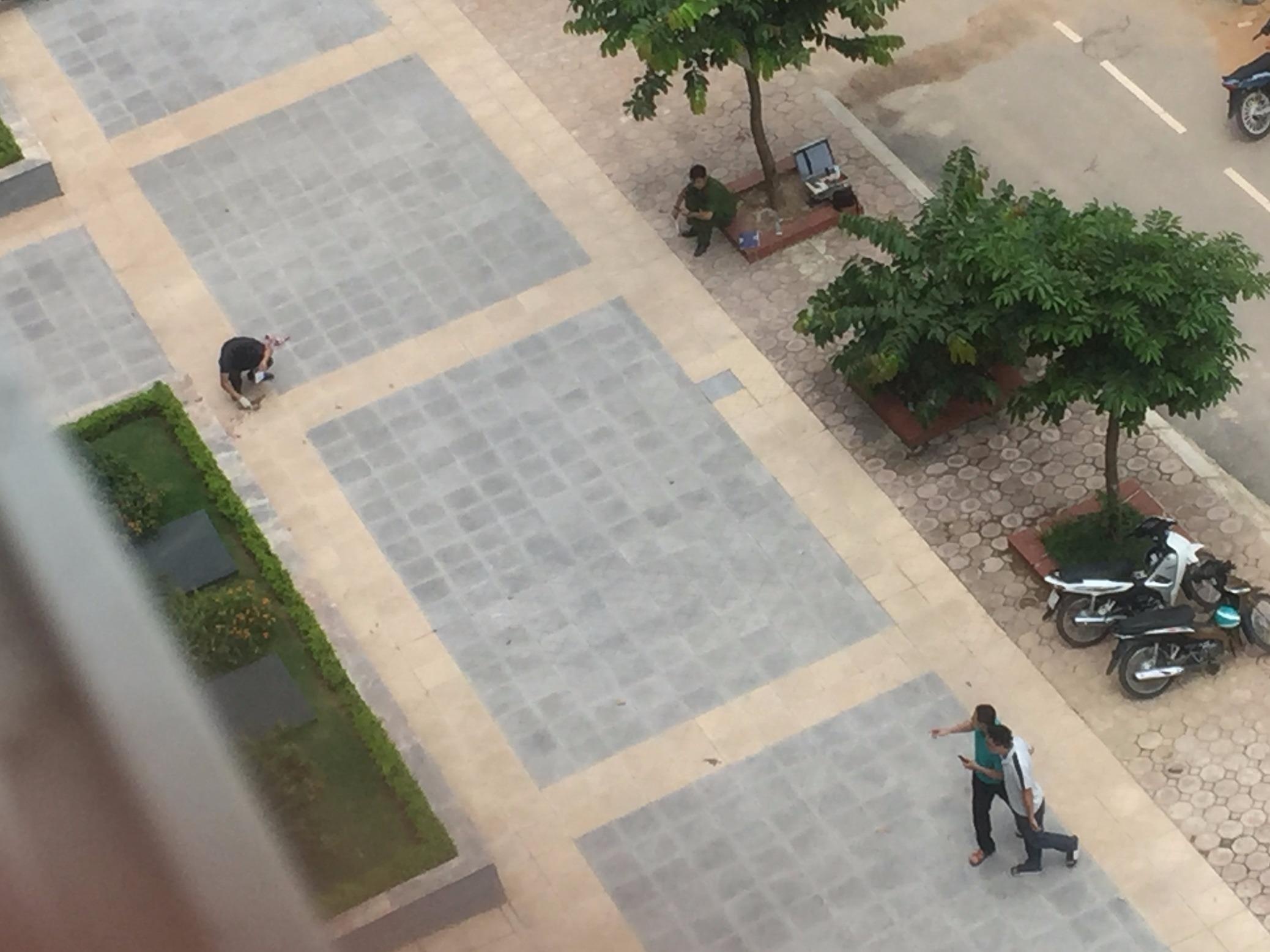 Be gai trong thuong khi choi o san chung cu hinh anh