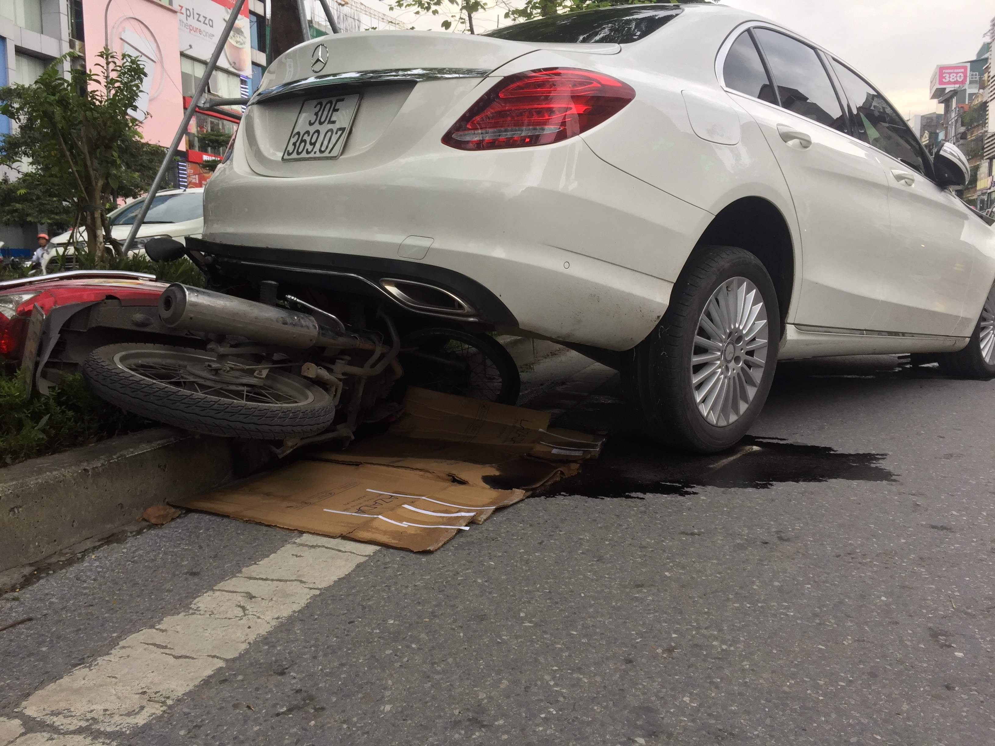 Mercedes gay tai nan lien hoan tren pho Xa Dan hinh anh