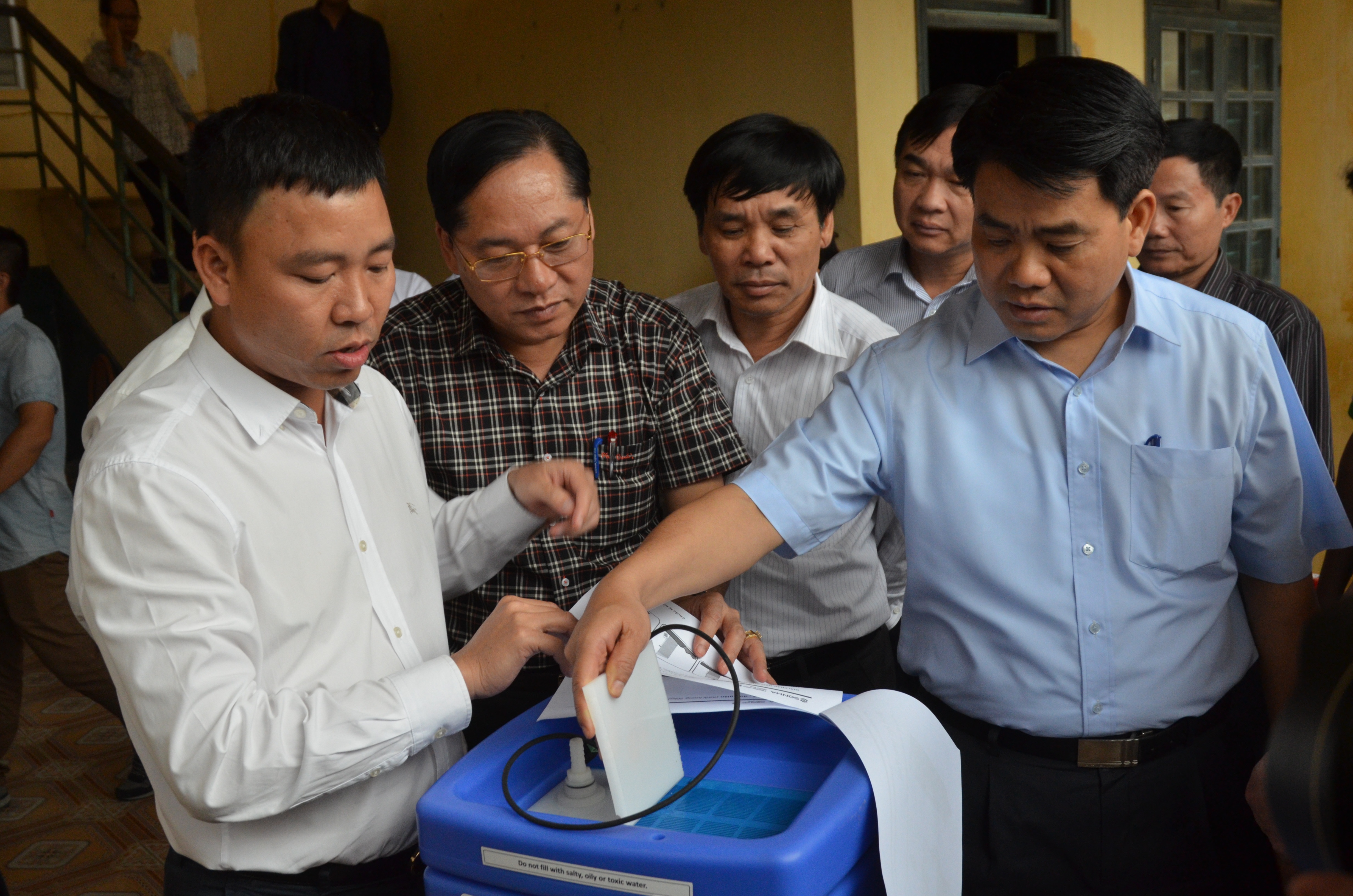 Chu tich Ha Noi: Can cap nuoc, chat dot cho 8 thon dang co lap sau lu hinh anh