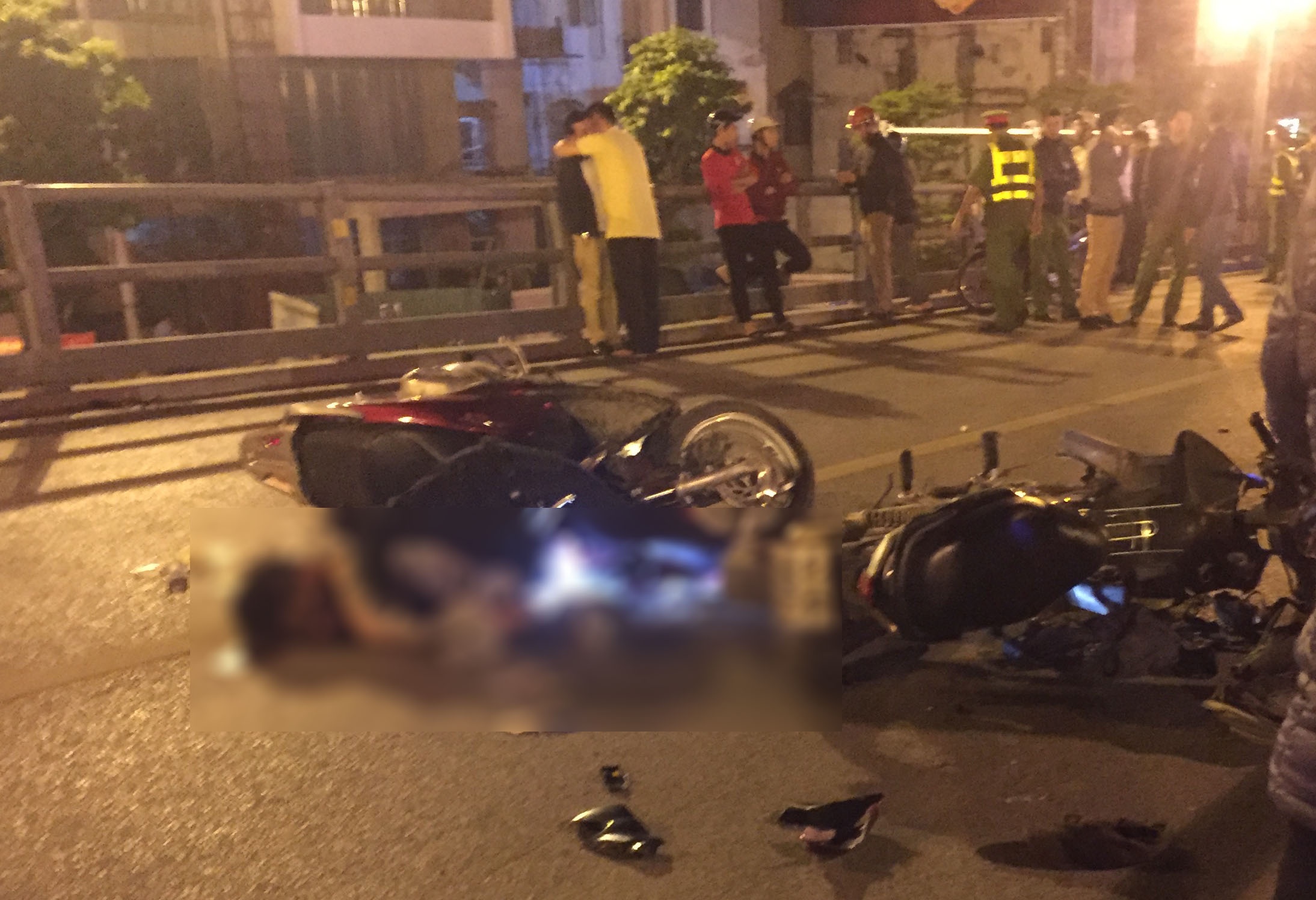 Tai nan tren cau vuot Thai Ha luc nua dem: 3 nguoi thuong vong hinh anh