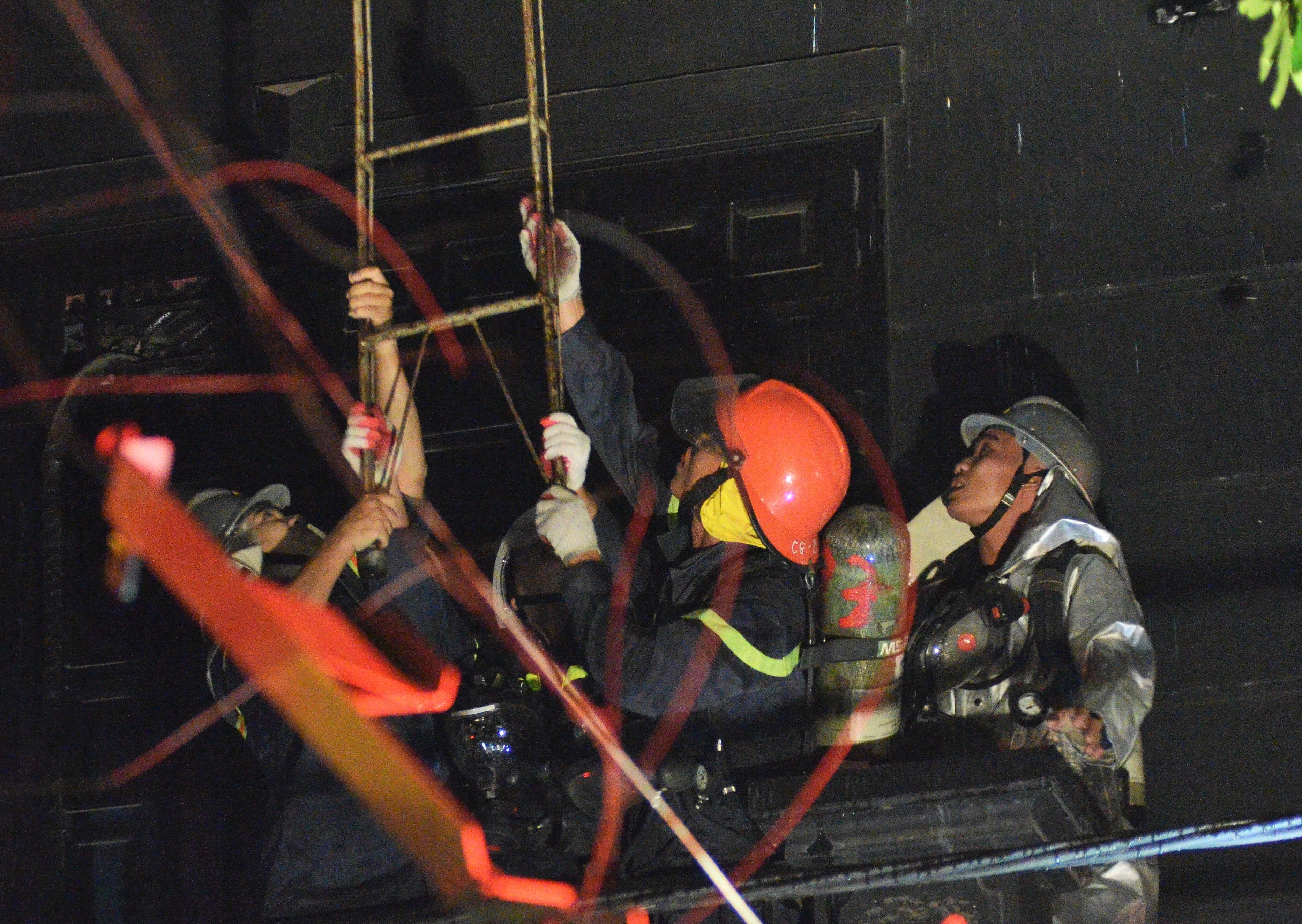 Cháy quán karaoke 4 tầng ở xuân la ảnh 1 Chay quan karaoke 4 tang o xuan la anh 1