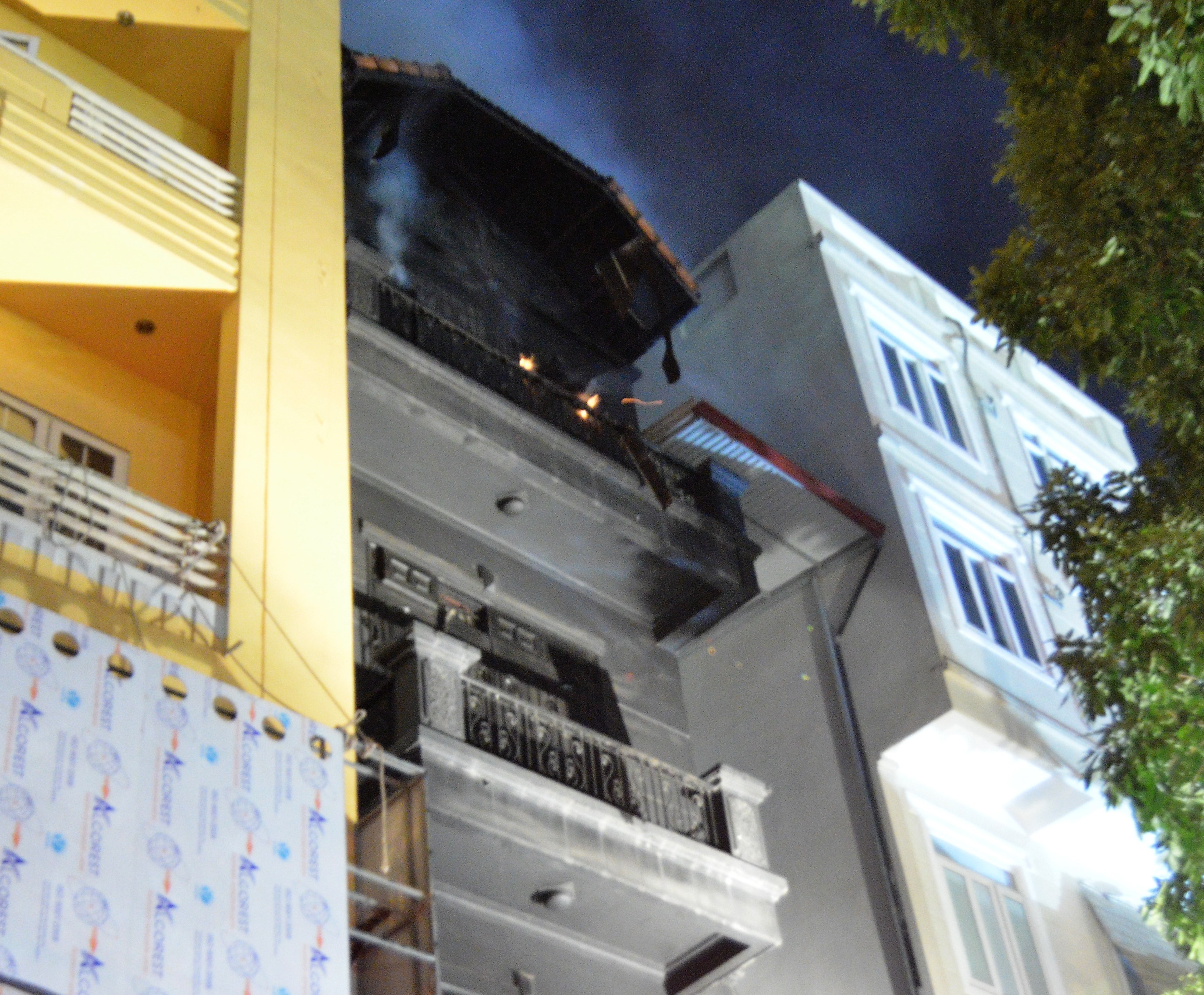 Cháy quán karaoke 4 tầng ở xuân la ảnh 2 Chay quan karaoke 4 tang o xuan la anh 2