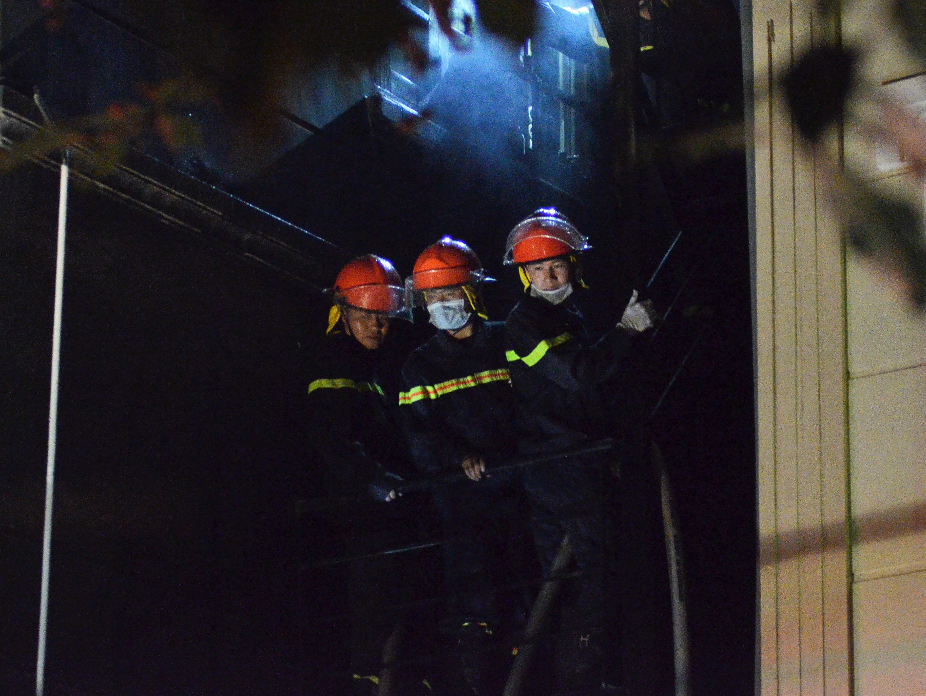 Hien truong vu chay karaoke 4 tang o Ha Noi hinh anh