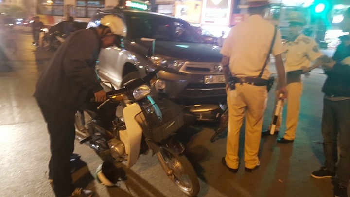 Hai nguoi nhap vien sau tai nan lien hoan trong dem Halloween hinh anh