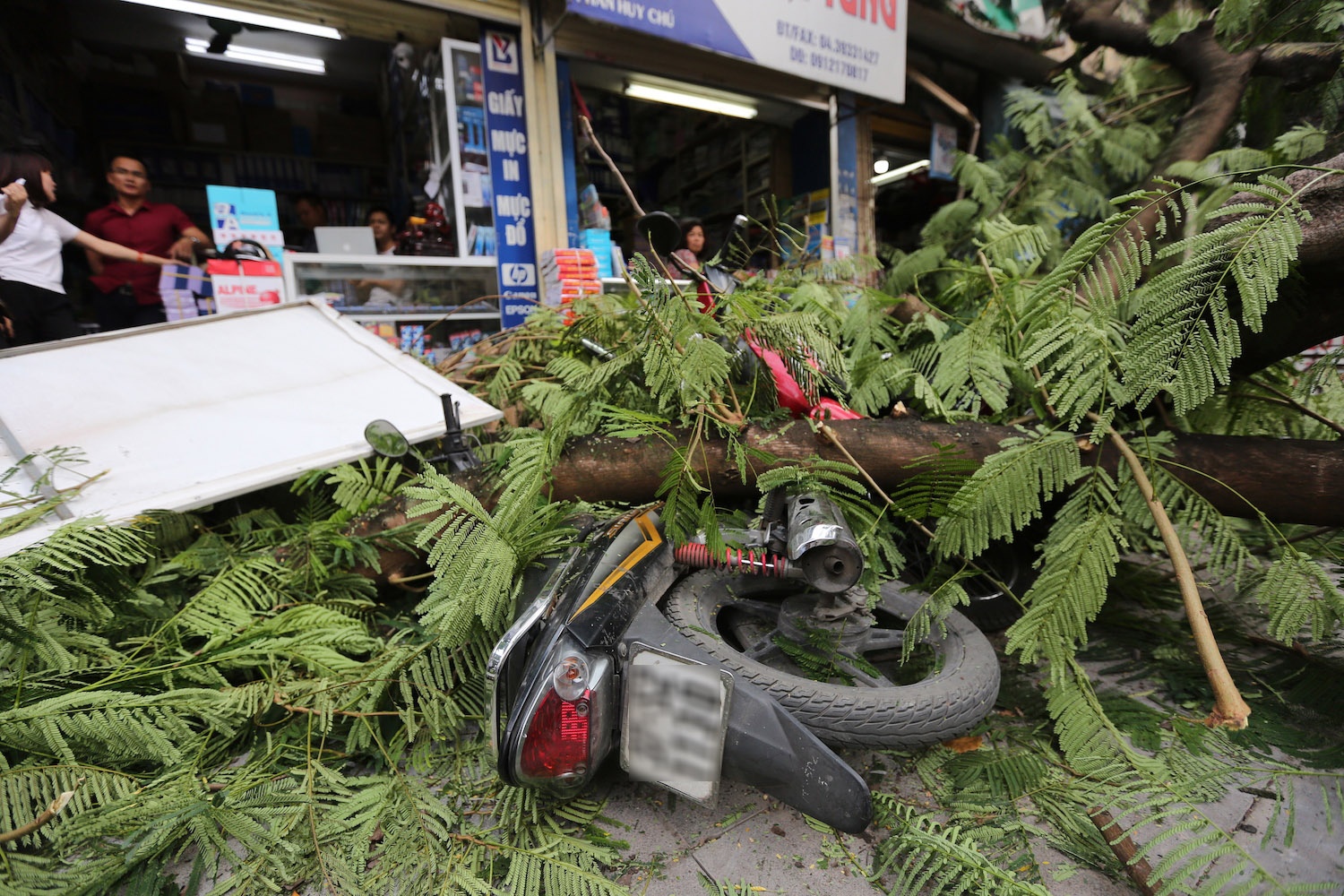 cổ thị đè xe Mercedes ở trung tâm Hà Nội ảnh 5 co thi de xe Mercedes o trung tam Ha Noi anh 5