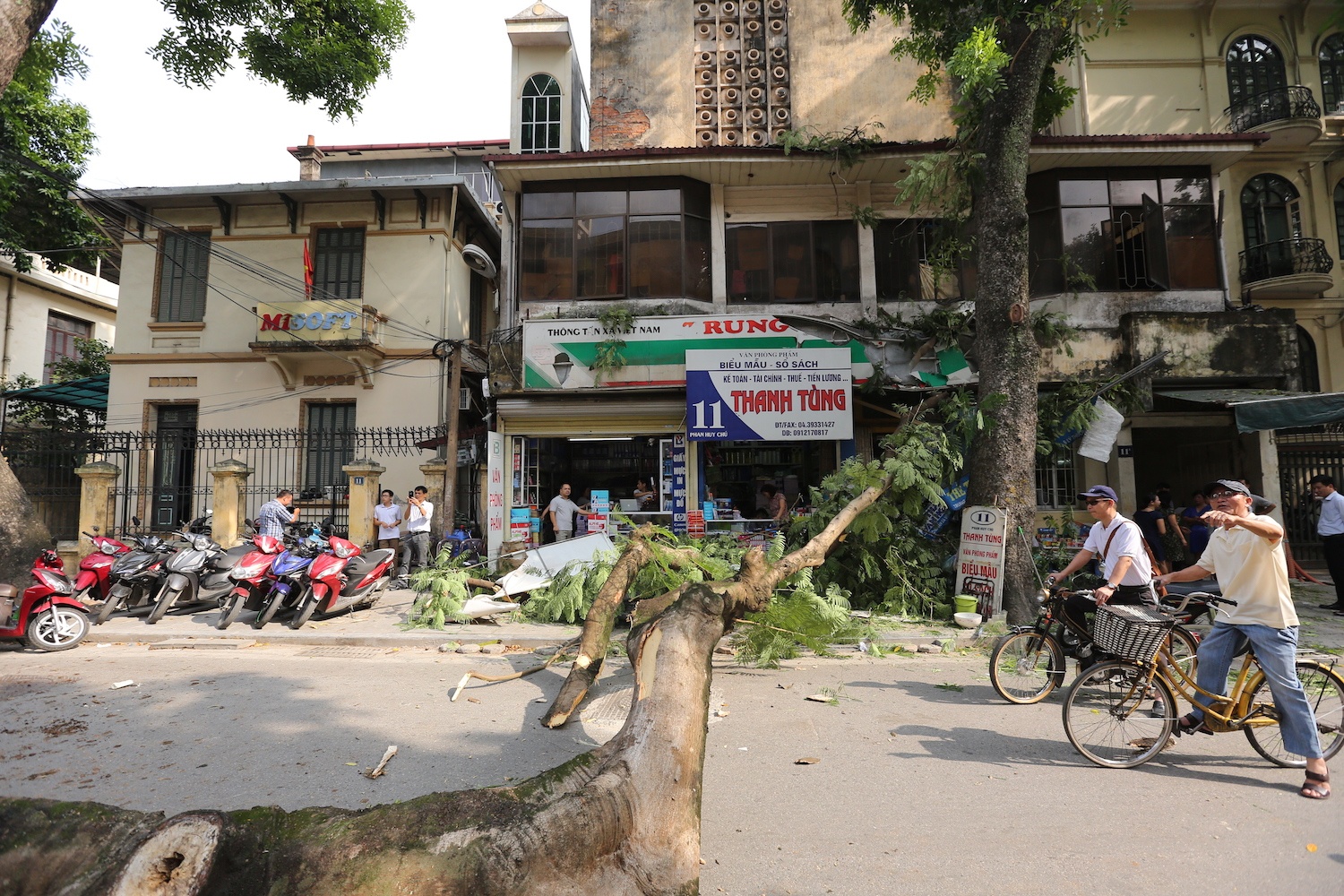 co thi de xe Mercedes o trung tam Ha Noi anh 1