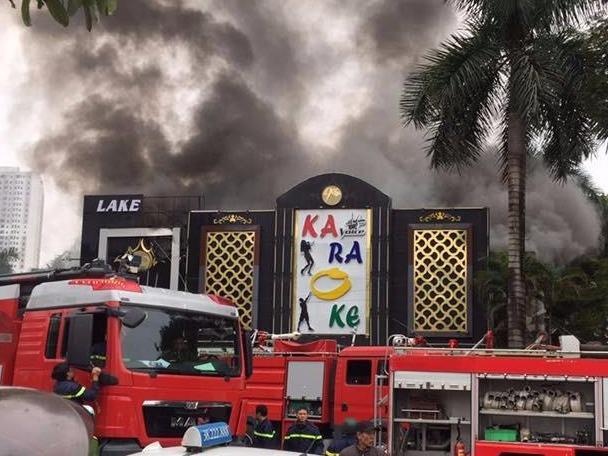 Khoi lua boc cao o quan karaoke Lake Side hinh anh