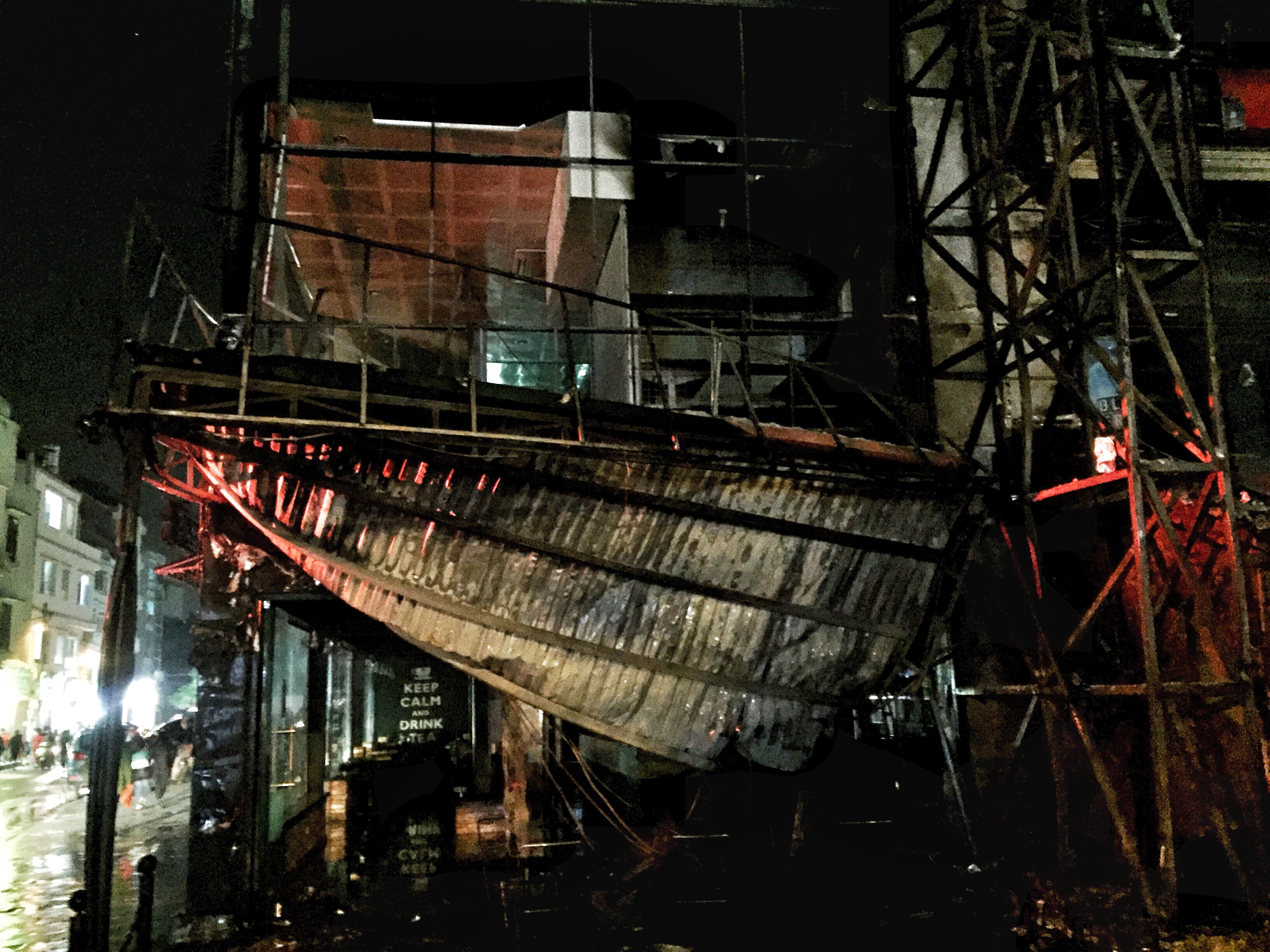 Hien truong vu chay quan tra sua Royal Tea o Ho Guom Plaza hinh anh