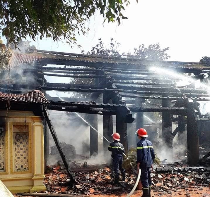 Ngon lua thieu rui ngoi dinh co hon 300 tuoi sau 2 gio dong ho hinh anh