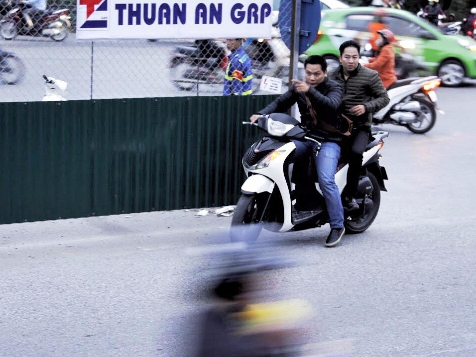 Hang loat phuong tien chay nguoc chieu tren pho cam hinh anh