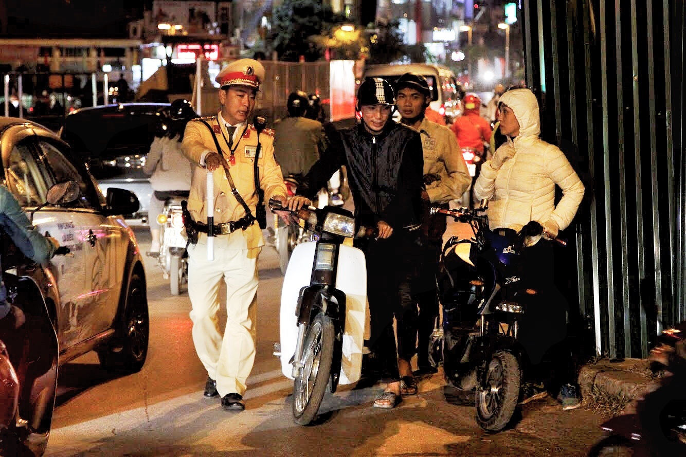 Nguoc chieu pho cam Nghi Tam anh 13