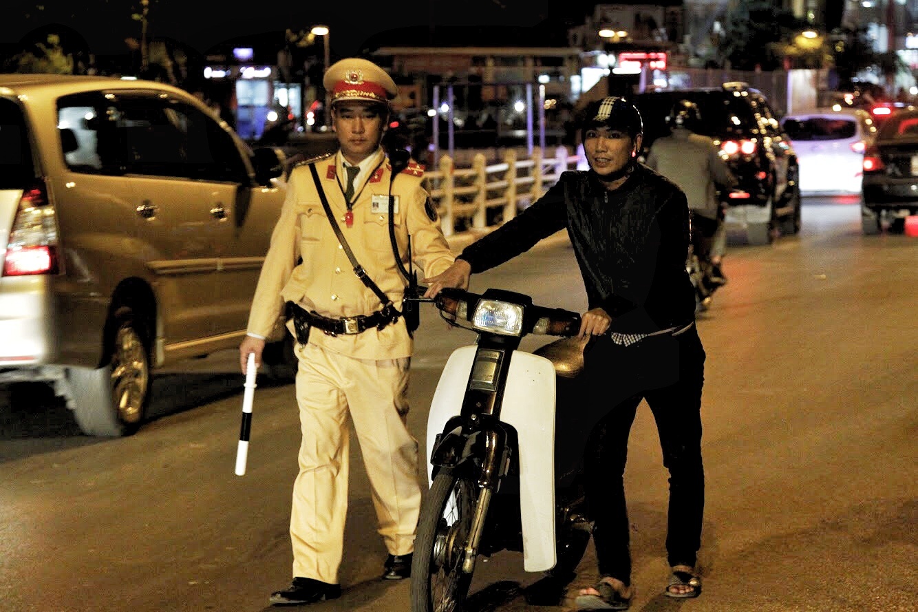 Nguoc chieu pho cam Nghi Tam anh 15