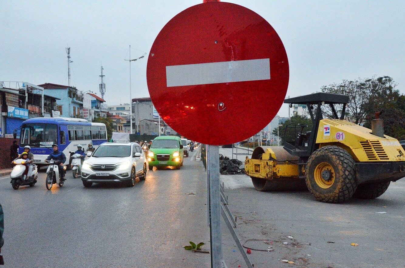 Nguoc chieu pho cam Nghi Tam anh 1
