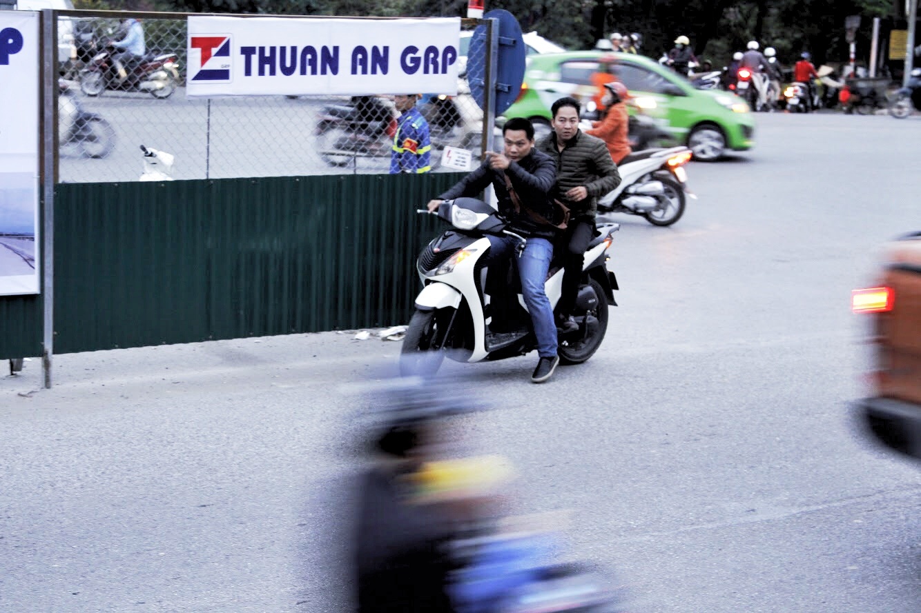 Nguoc chieu pho cam Nghi Tam anh 3