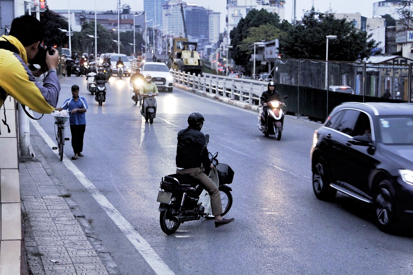 Nguoc chieu pho cam Nghi Tam anh 4