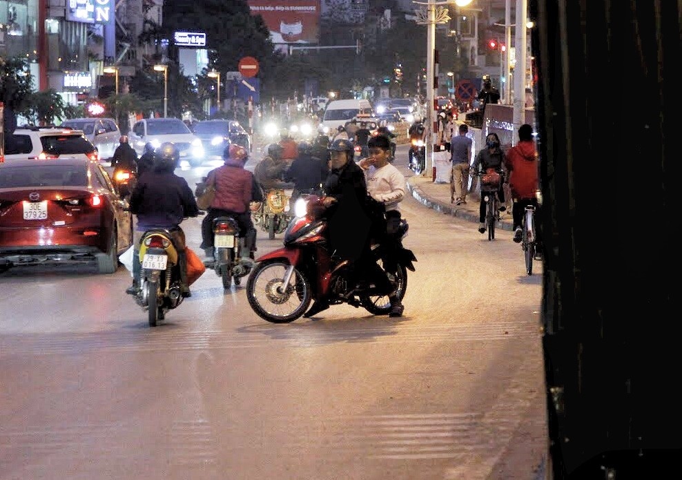 Nguoc chieu pho cam Nghi Tam anh 8