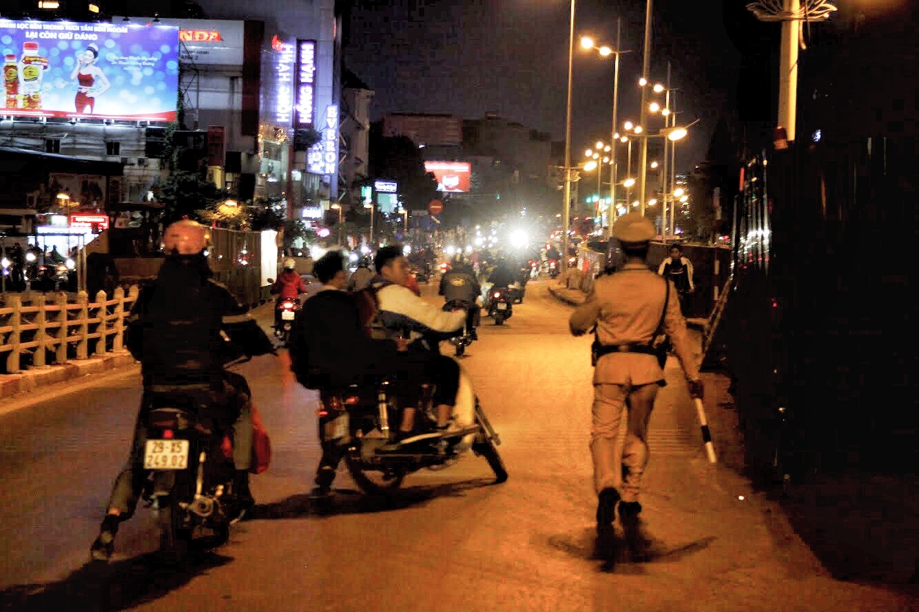 Nguoc chieu pho cam Nghi Tam anh 9