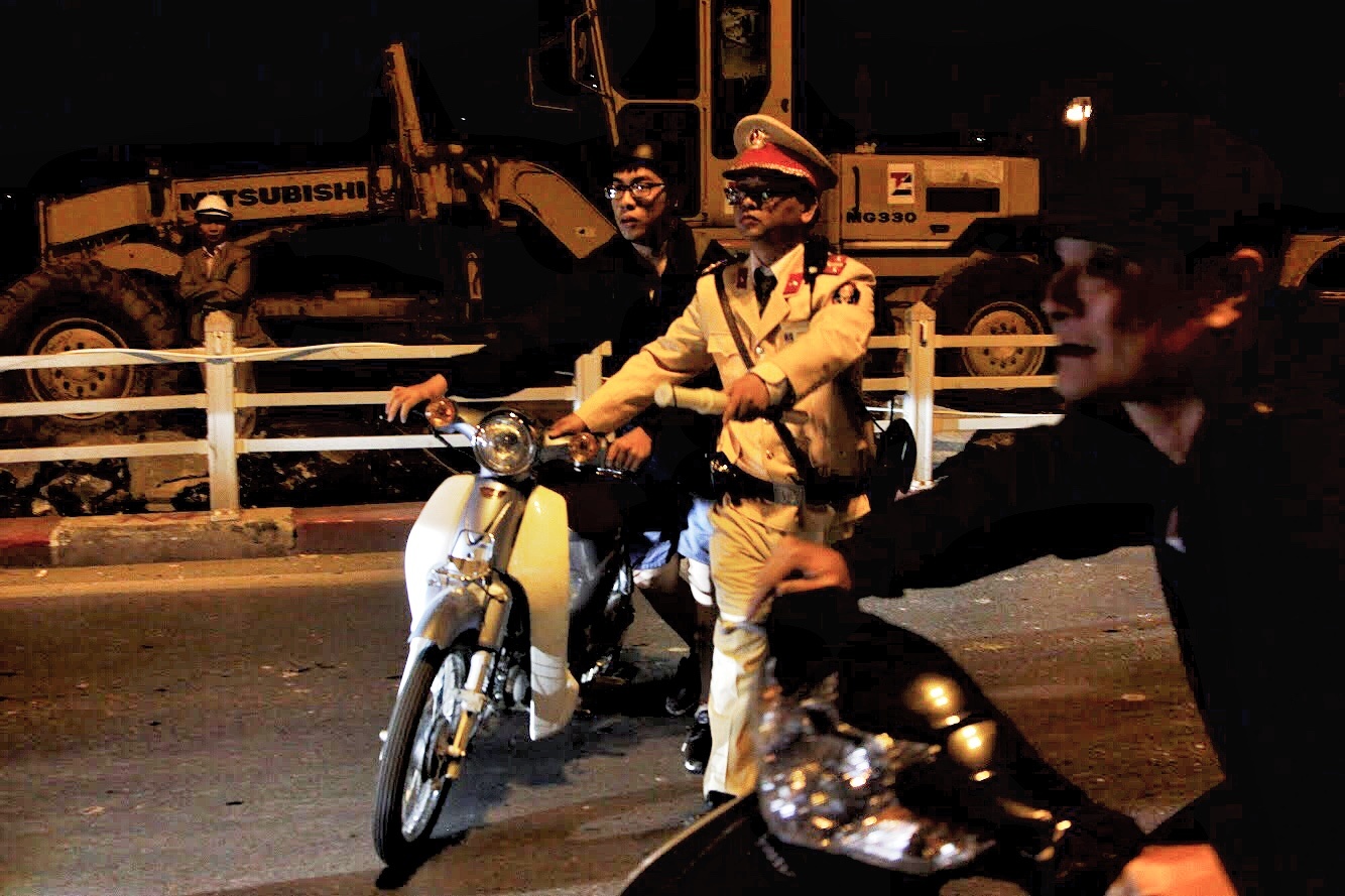 Nguoc chieu pho cam Nghi Tam anh 10