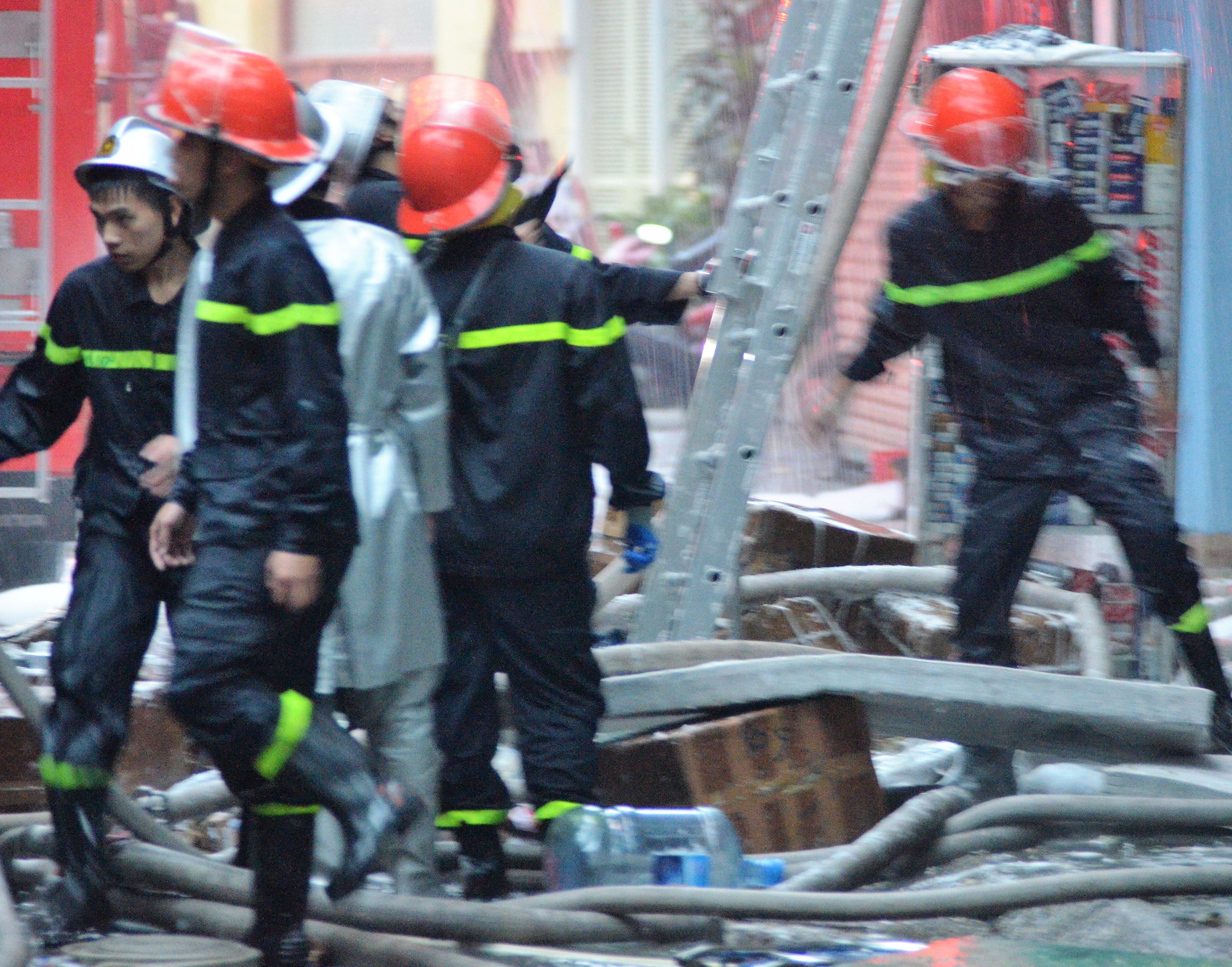 Chay 3 can nha giua Ha Noi hinh anh