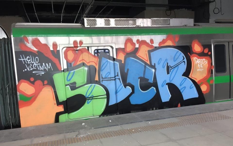 Tau sat Cat Linh - Ha Dong bi to son ve bay chang chit len cac toa hinh anh