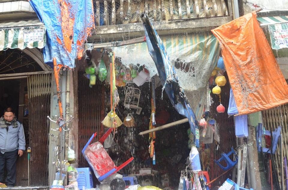 Nam thanh nien ke phut sinh tu treo tuong cuu 2 nguoi khoi dam chay hinh anh