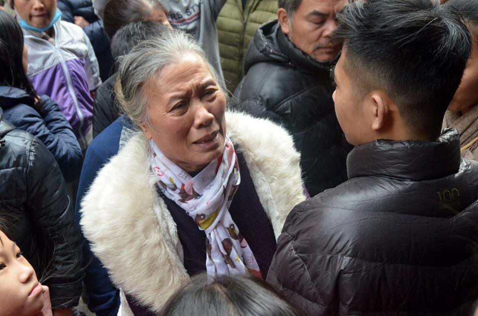 'Nguoi hung' ke phut leo 4 tang cuu 2 cu gia trong can nha chay hinh anh