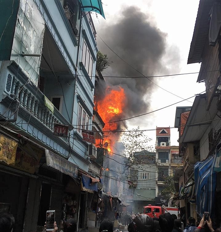 Nam thanh nien xong vao lua cuu nguoi mac ket o nha 4 tang hinh anh