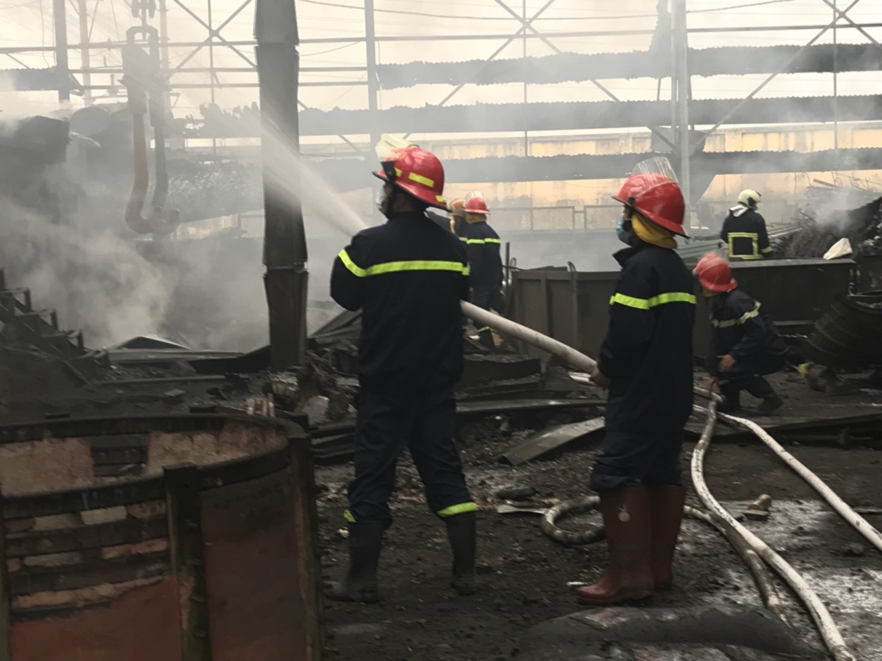 60 phut chua chay, cuu 2 nguoi sau vu no o Thuong Tin. hinh anh