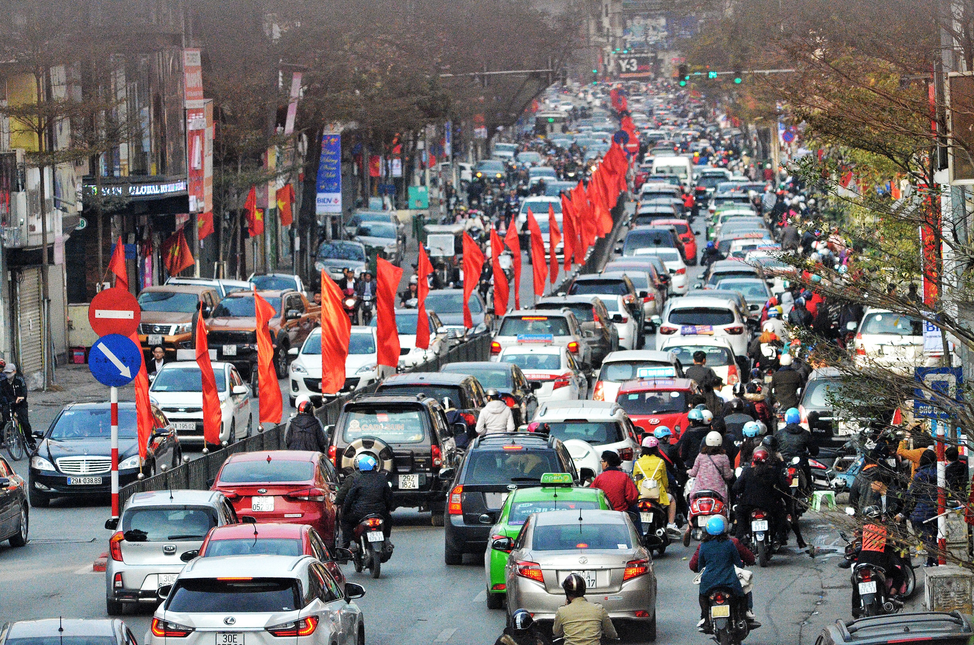 Trung tam Ha Noi un tac ngay chieu mung 1 Tet hinh anh