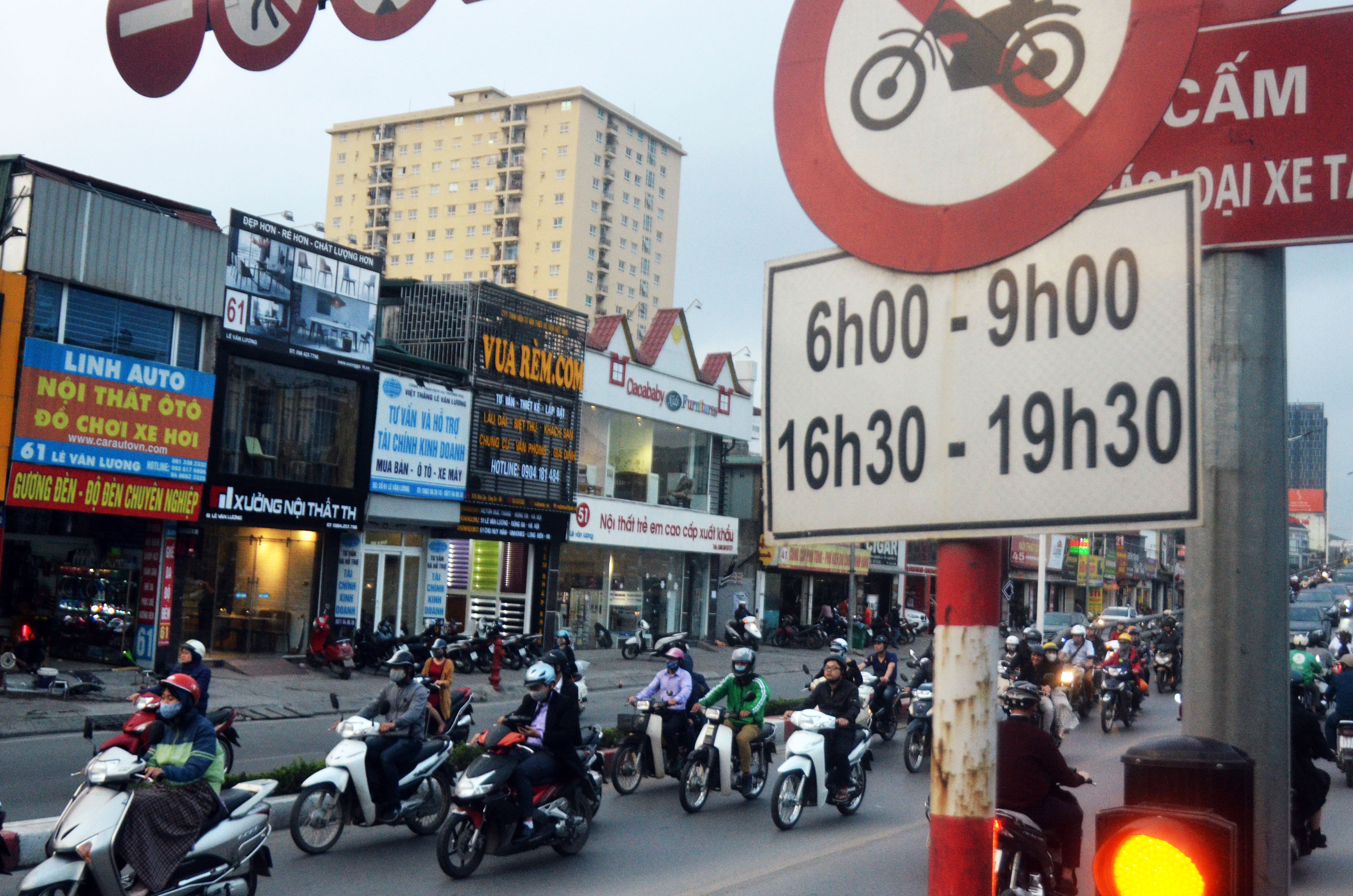 Biển cấm xe máy bị vô hiệu hóa ảnh 1 Bien cam xe may bi vo hieu hoa anh 1