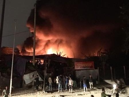 Hang tram m2 kho xuong chay rui trong dem hinh anh