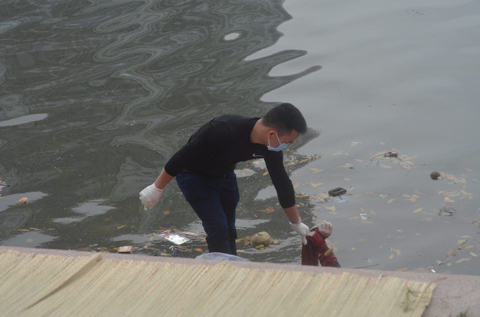 Thi the nguoi dan ong troi noi o ho Linh Dam hinh anh