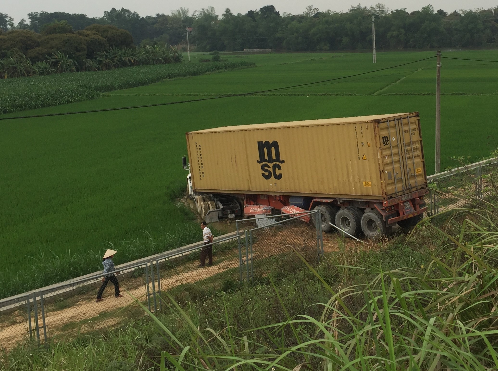 Xe container lao xuong ruong sau va cham voi xe bien xanh tren cao toc hinh anh