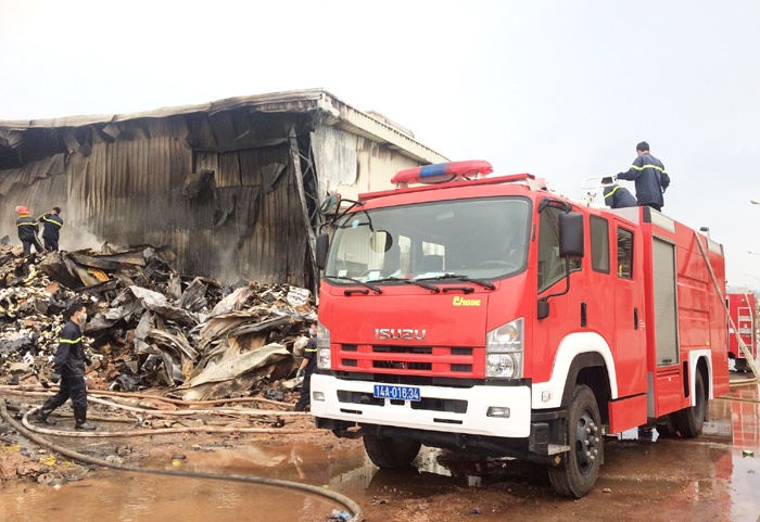 Huy dong nhieu xe PCCC tu Trung Quoc dap lua nha may soi o Quang Ninh hinh anh