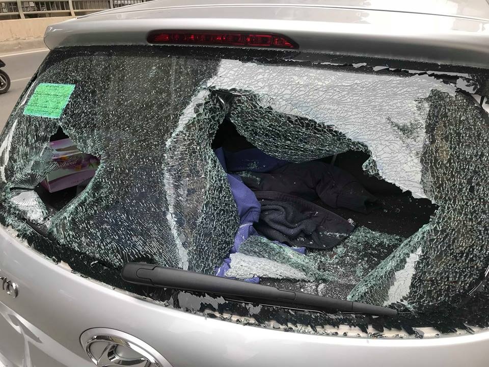 Bình gas rơi vào oto trên đường Nguyễn trãi ảnh 2 Binh gas roi vao oto tren duong Nguyen trai anh 2