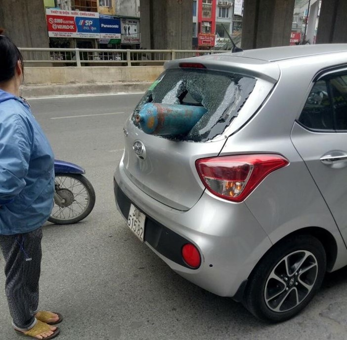 Bình gas rơi vào oto trên đường Nguyễn trãi ảnh 1 Binh gas roi vao oto tren duong Nguyen trai anh 1