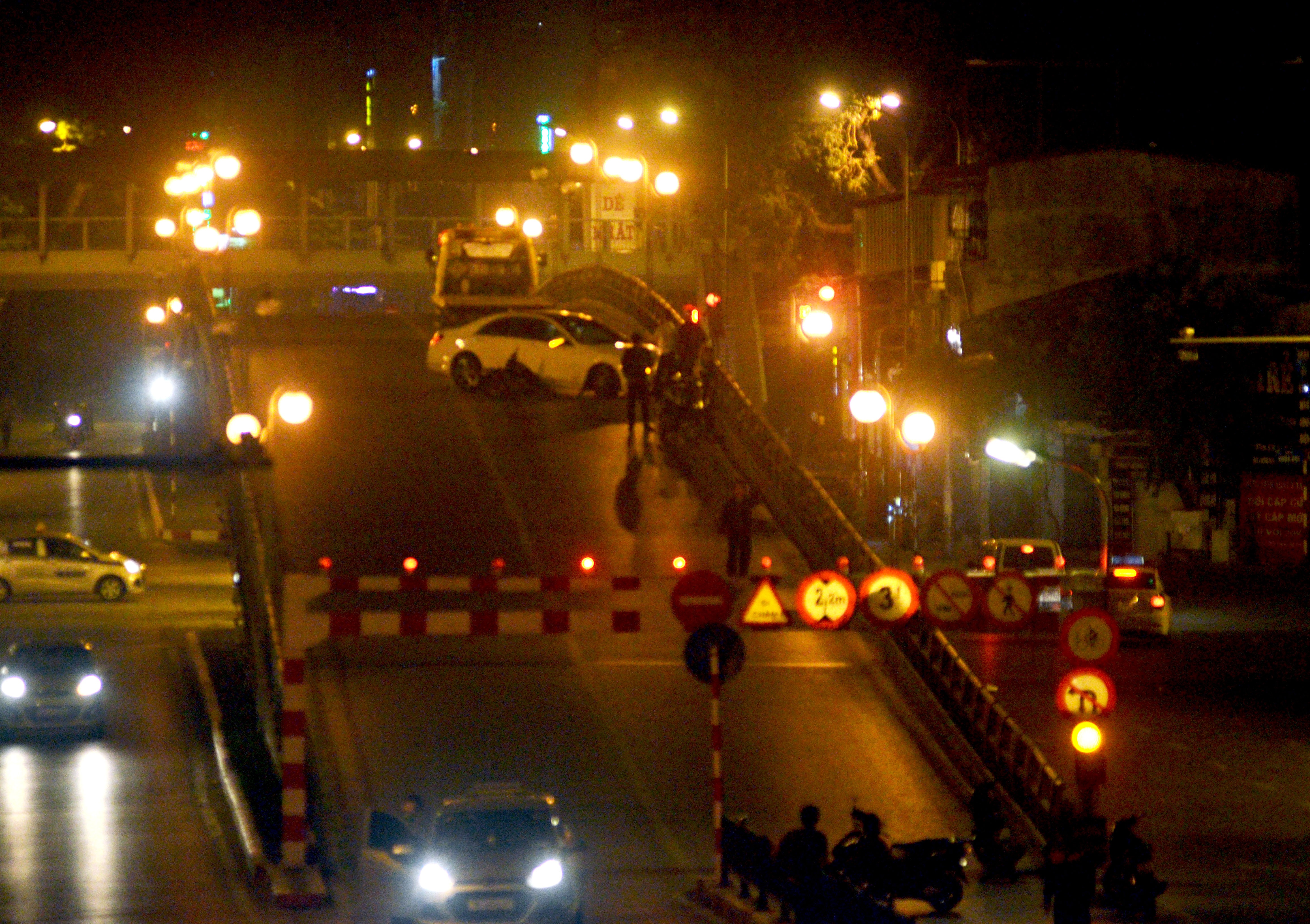 mercedes đâm nát xe máy trên cầu vượt Thái Hà ảnh 1 mercedes dam nat xe may tren cau vuot Thai Ha anh 1