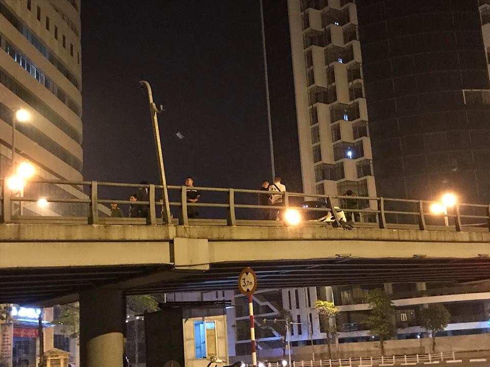 mercedes đâm nát xe máy trên cầu vượt Thái Hà ảnh 2 mercedes dam nat xe may tren cau vuot Thai Ha anh 2