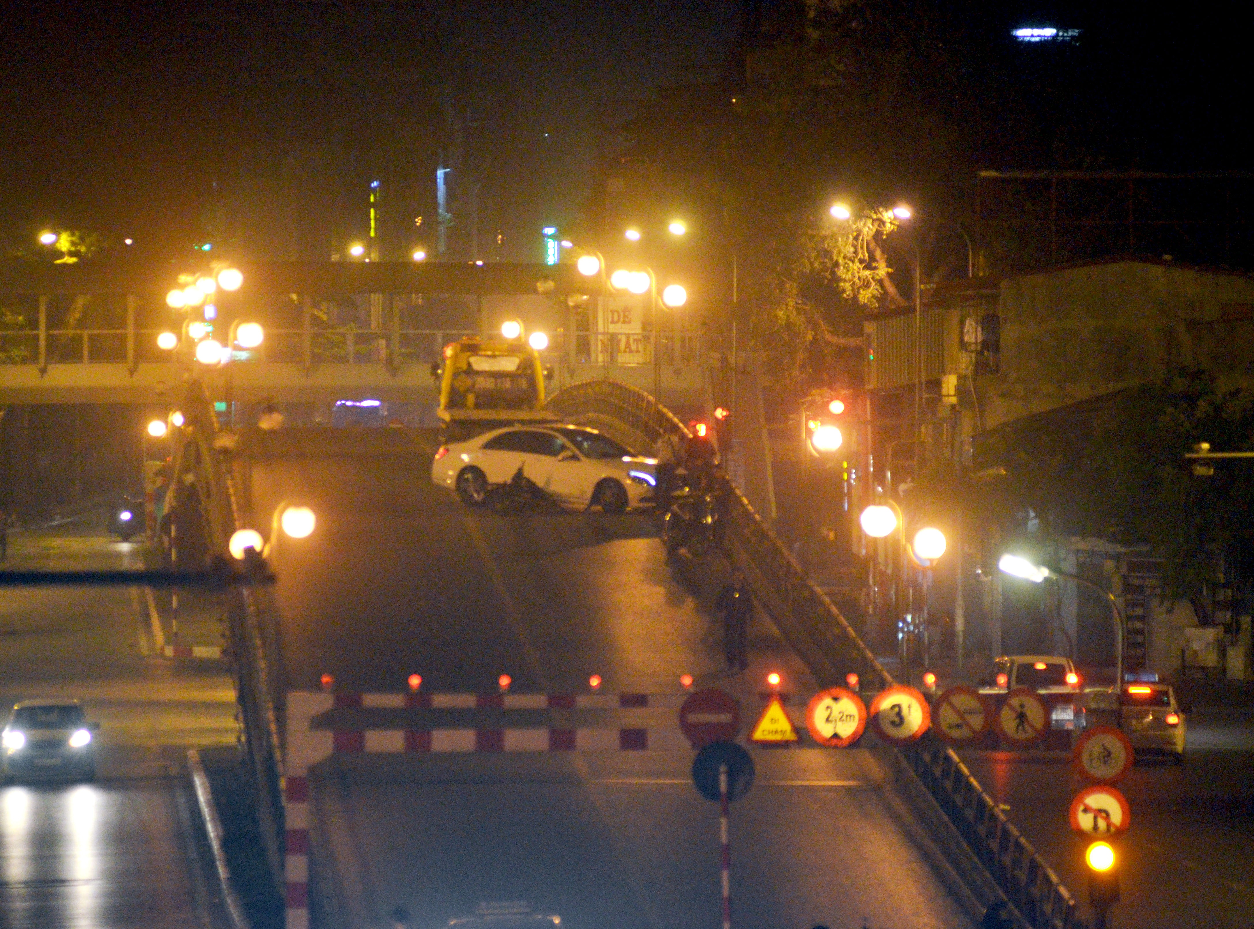 Mercedes tong nat xe may tren cau vuot Thai Ha hinh anh