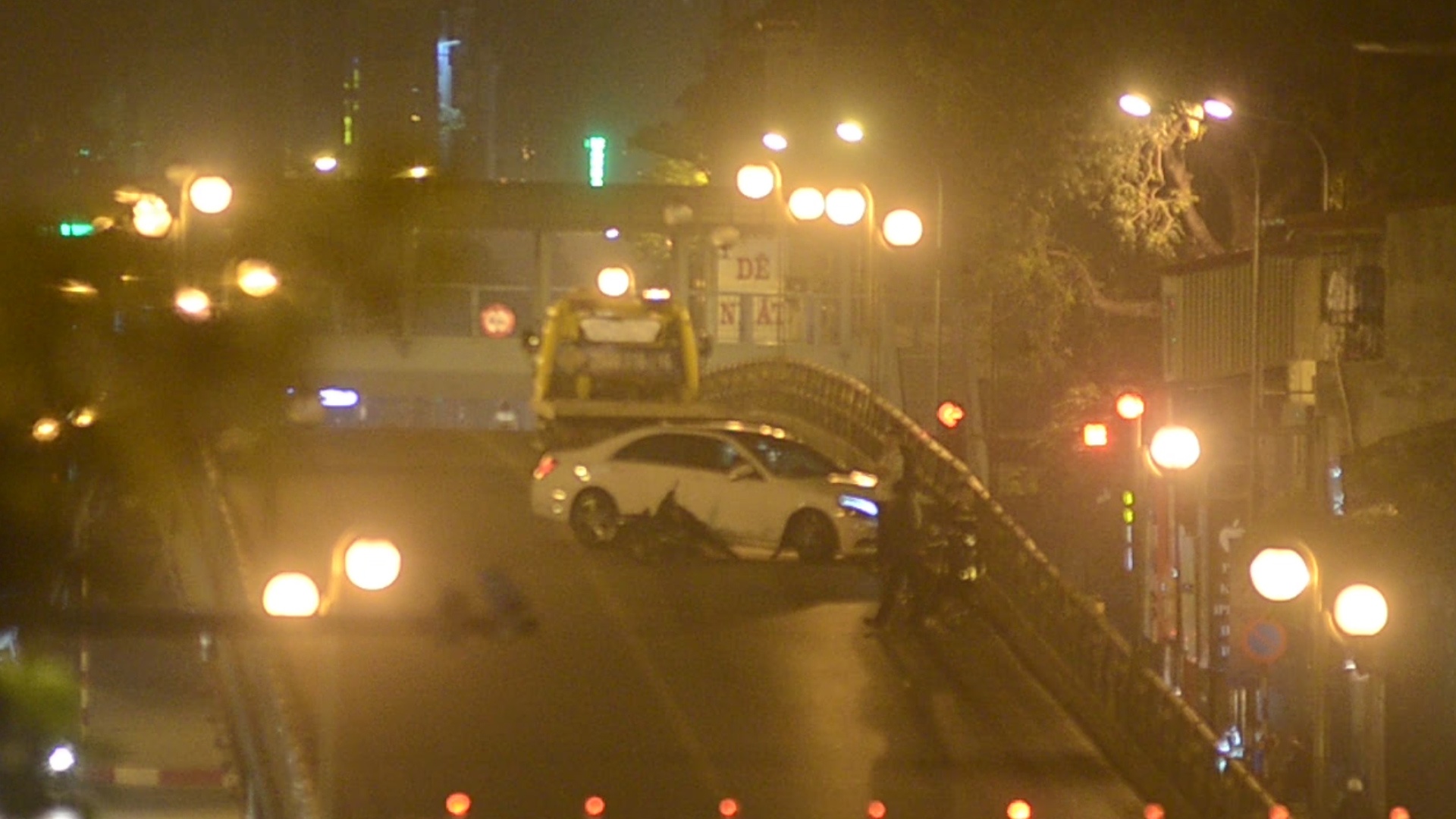 Hien truong vu Mercedes dam nat xe may tren cau vuot Thai Ha hinh anh