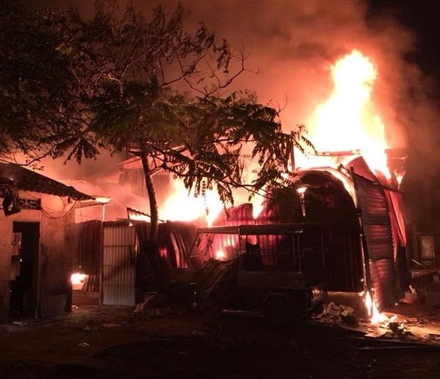 Xuong go hang tram m2 boc chay du doi trong dem o Ha Noi hinh anh