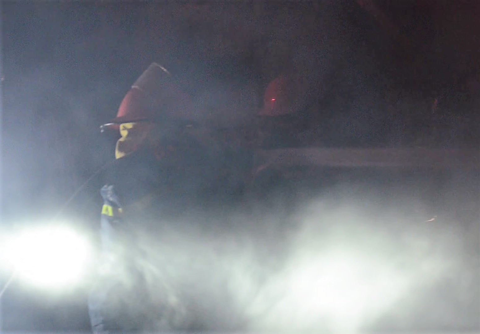 Trang dem dap dam chay tai xuong go rong hang tram m2 hinh anh