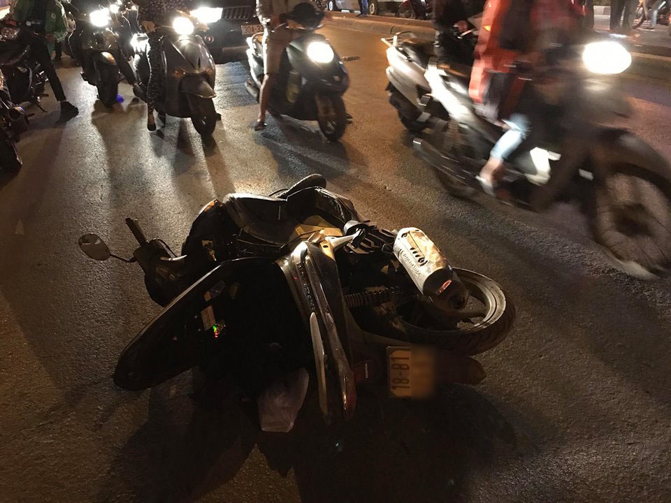 Tranh oto, nam thanh nien 9X lao vao dai phan cach tu vong hinh anh