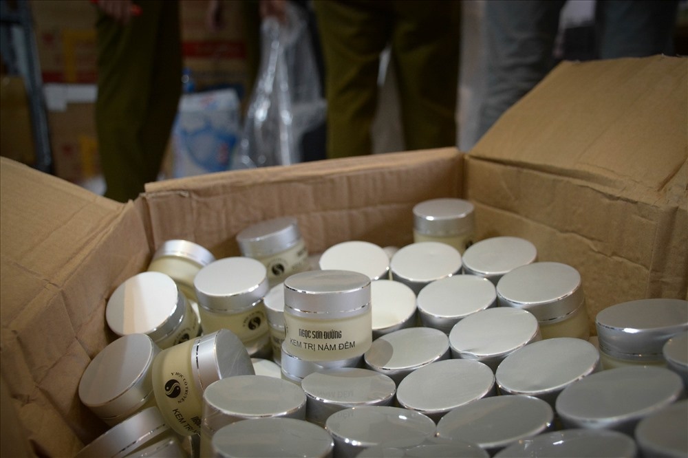 Hang nghin tui my pham, thuc pham chuc nang dom bi thu giu hinh anh