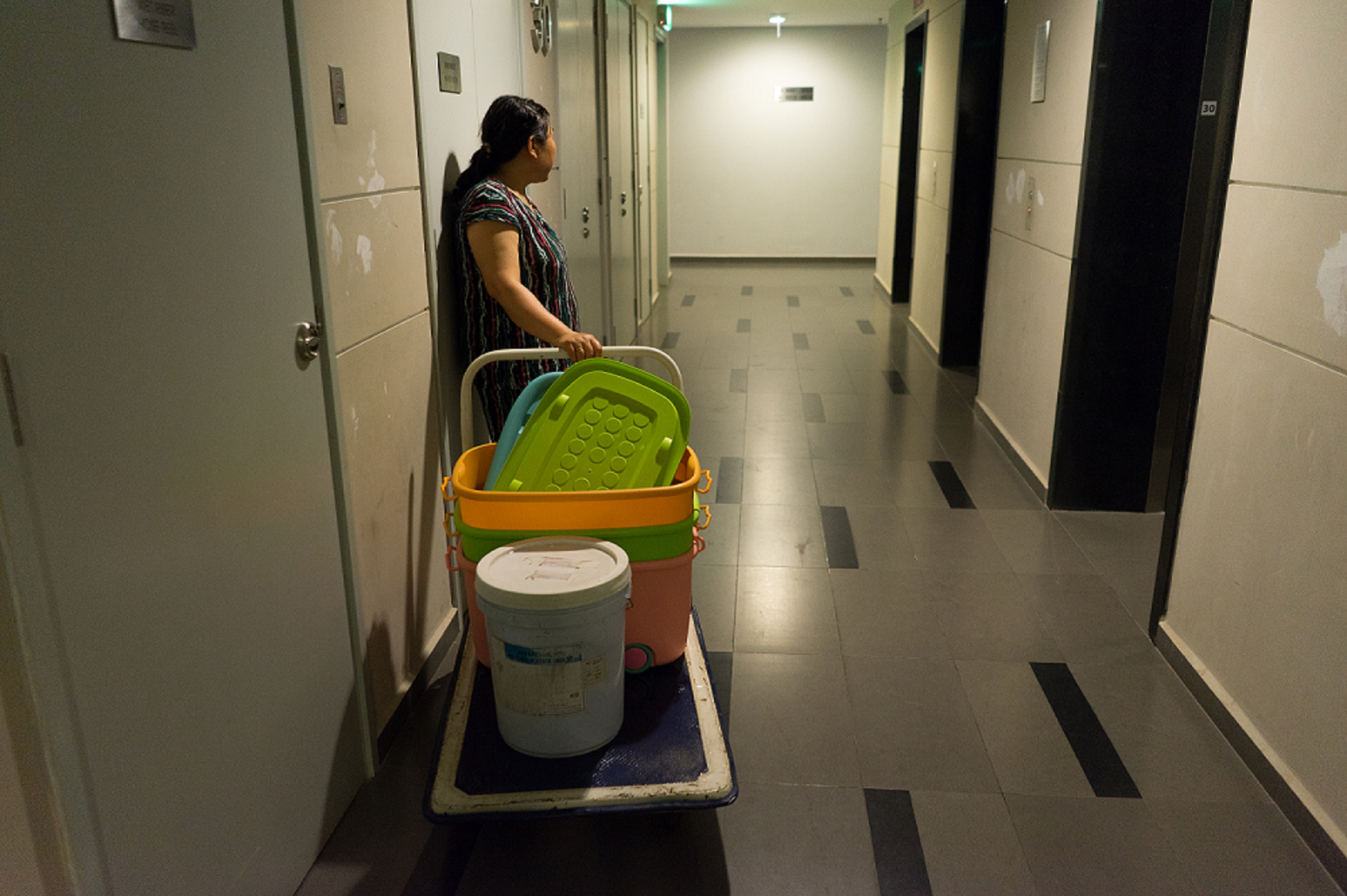 Nguoi dan chung cu cao cap xach tung thung nuoc 'cuu tro' ve nha hinh anh