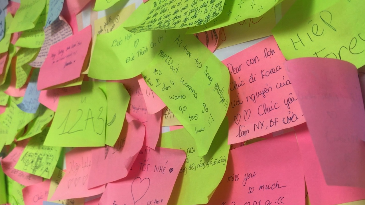 Dong luu but xuc dong cua hoc sinh lop 12 ngay chia tay mai truong hinh anh