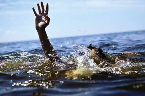 Thi the doi nam nu duoi nuoc trong tu the nam tay nhau hinh anh